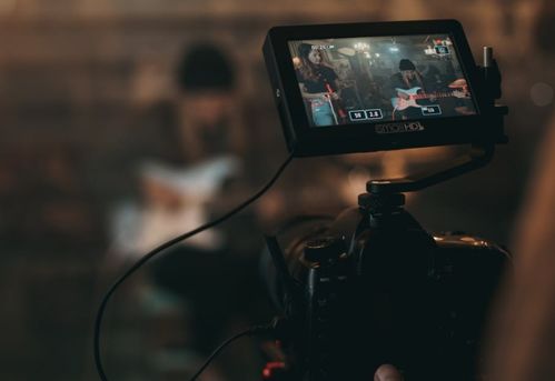 朱一龙吉他弹唱《世间美好与你环环相扣》 一次治愈系策划的巧思与想象